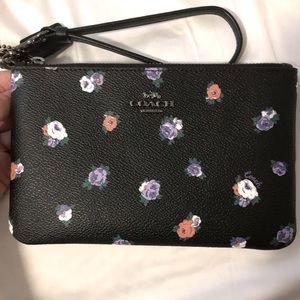 🎉Sale COACH🖤
Rosebud Print Leather Wristlet